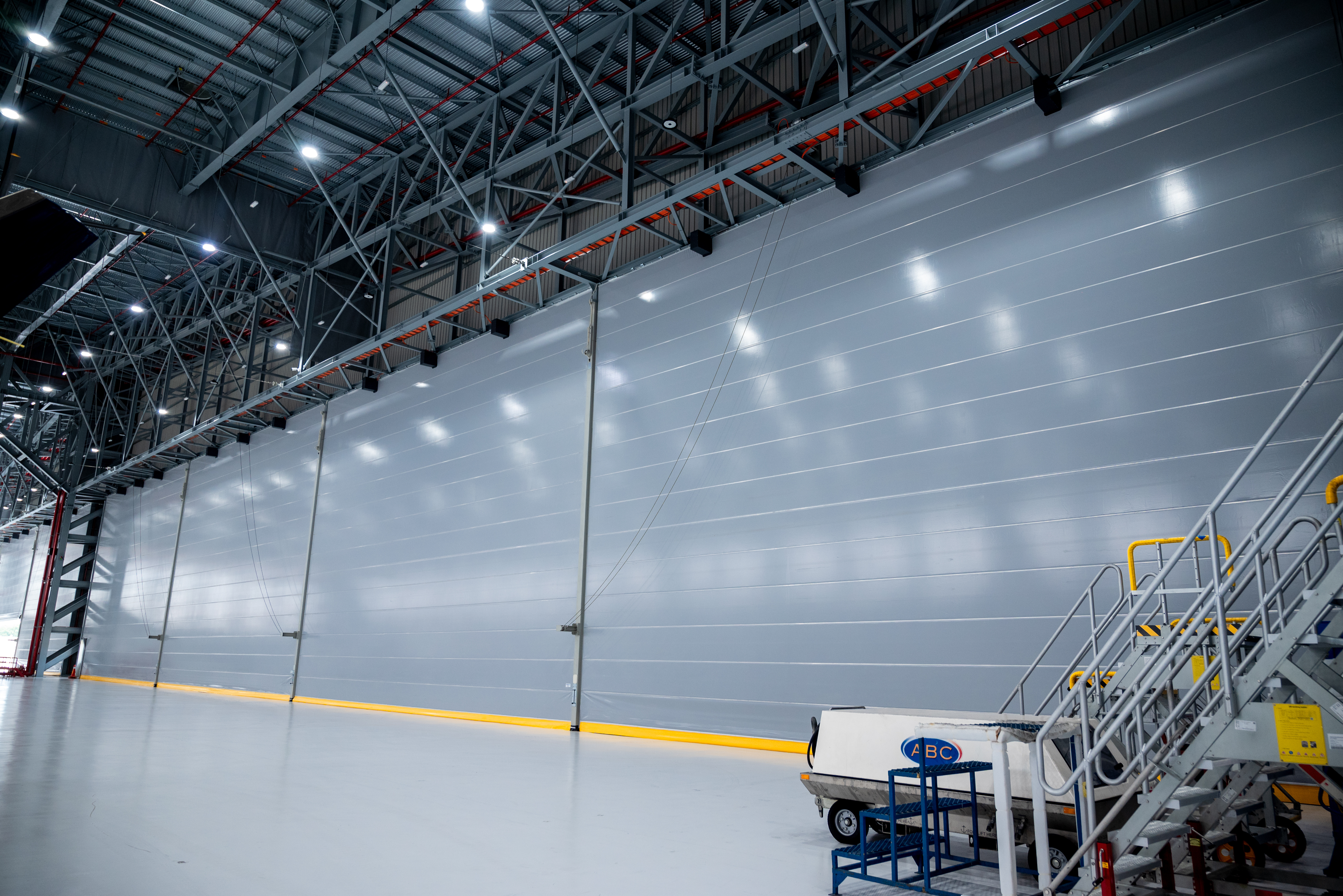 Aircraft hangar door 