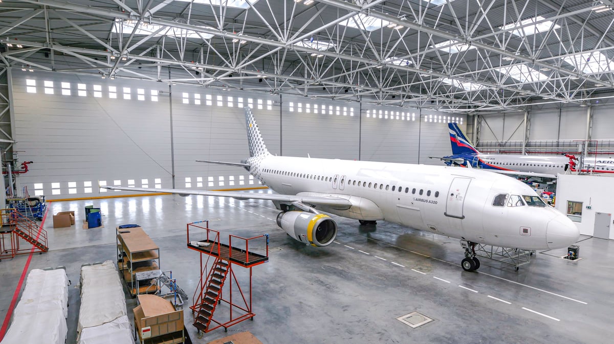 Job Air Technic, CZ NK4-Hangar doors Champion Door