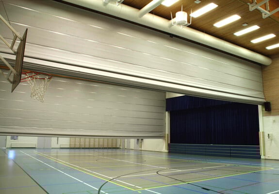 Liikuntasalin jakoverho nostoseinä  Champion Door