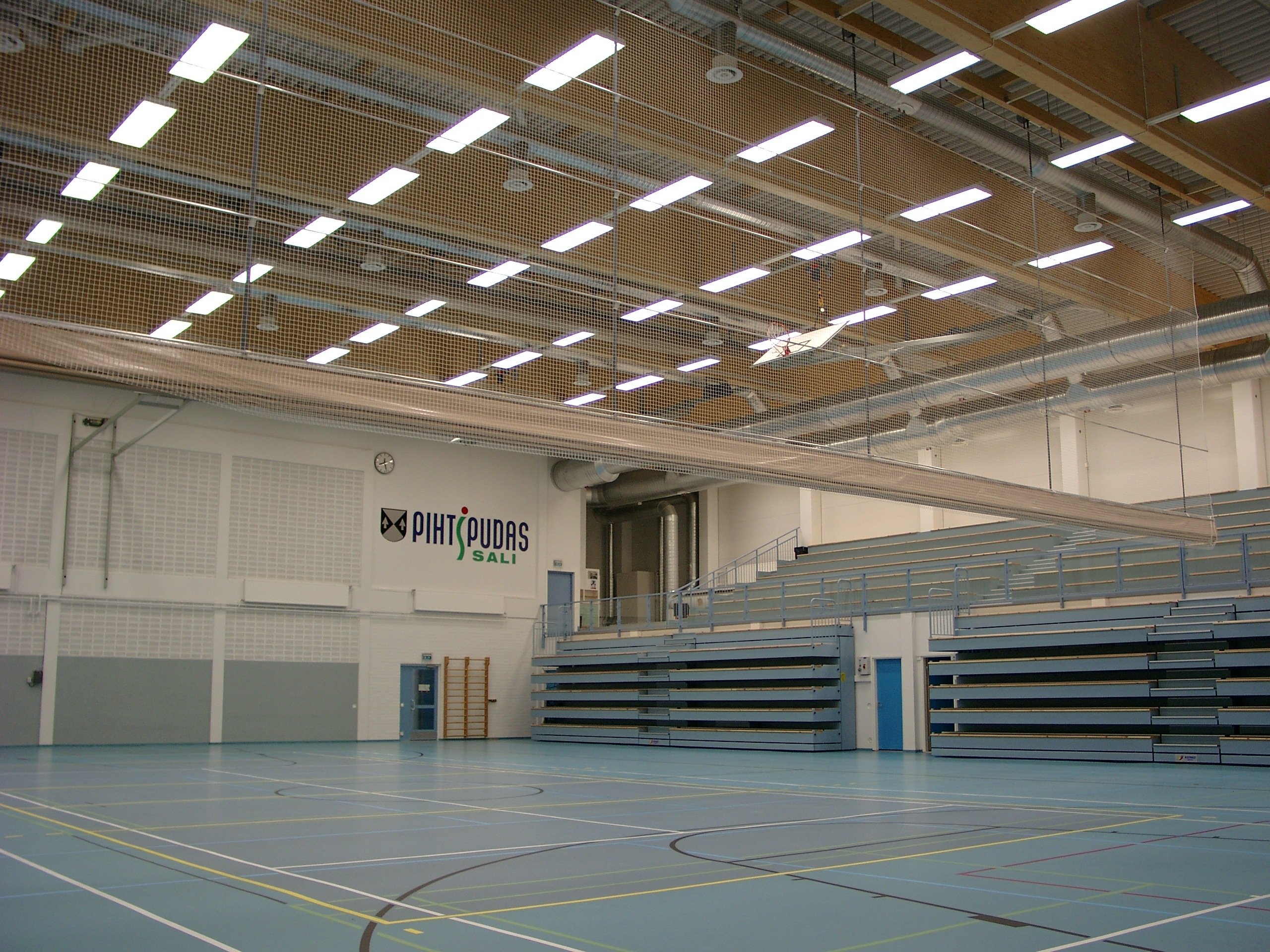 Liikuntahallin jakoverho kangasseinä Tahkopolun liikuntahalli, Pihtipudas 2 (NK1S)