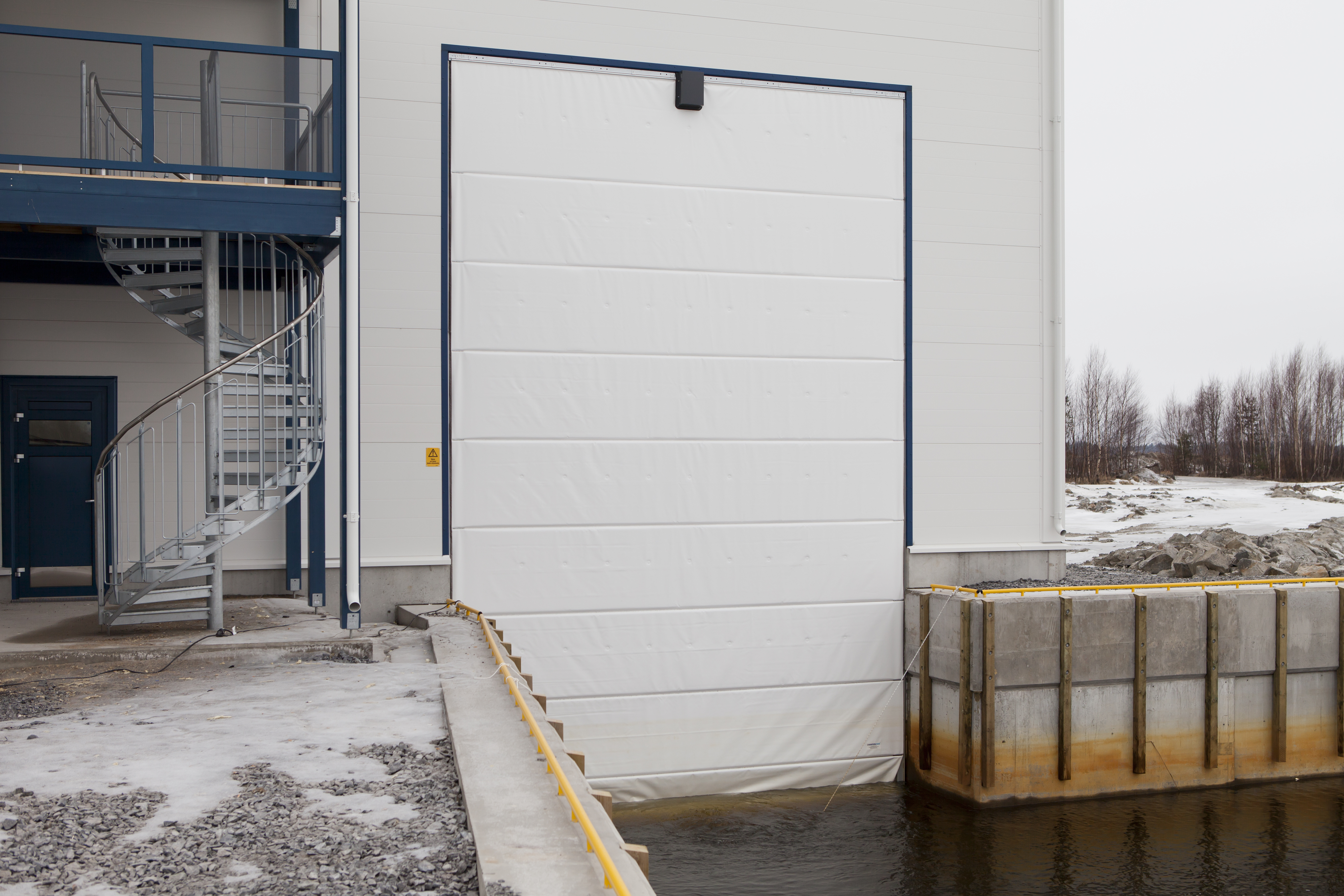 Kokkola_Boatpark_NK4_0058_Lämpöeristetyt ja vedenkestävät kangasnosto-ovet